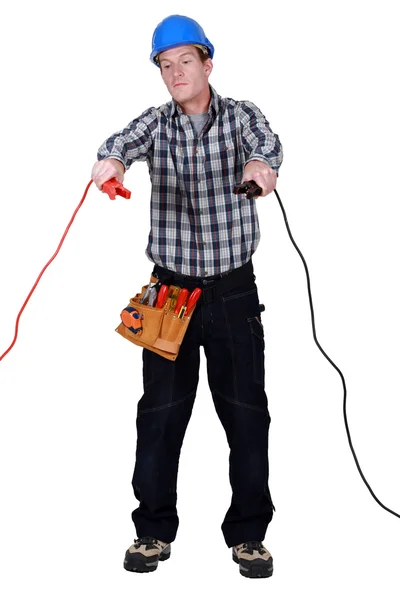 Eletricista segurando cabos jumper — Fotografia de Stock