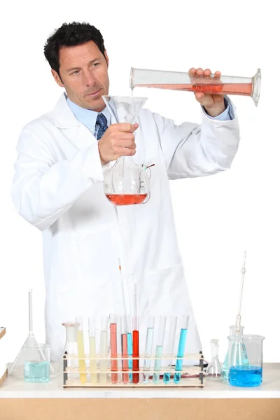 Hombre con bata blanca de laboratorio con tubos de ensayo — Foto de Stock