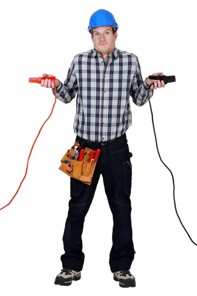 Eletricista confuso segurando voltímetro — Fotografia de Stock