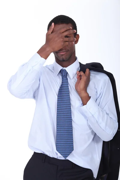 Een zwarte zakenman verbergen van zijn gezicht. — Stockfoto