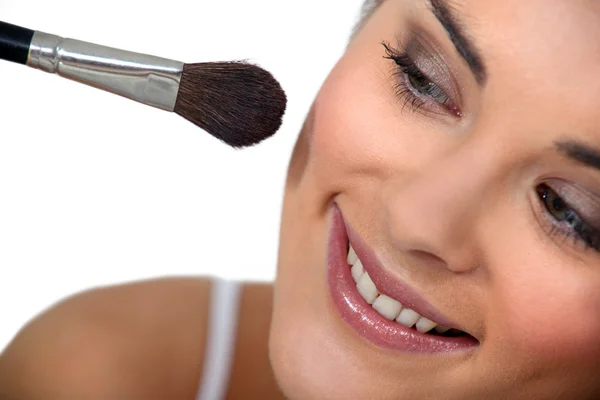 Mujer aplicando maquillaje —  Fotos de Stock