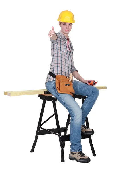 Başparmak yukarıya gelen kadın marangoz — Stok fotoğraf