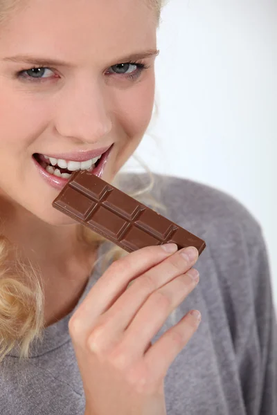 Kvinna äter choklad — Stockfoto