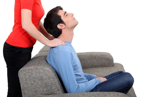Женщина делает массаж шеи мужу — стоковое фото