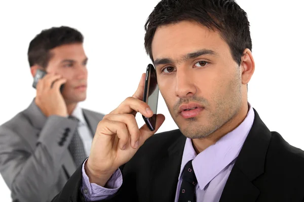 Twee zakenlieden op hun mobiele telefoons — Stockfoto