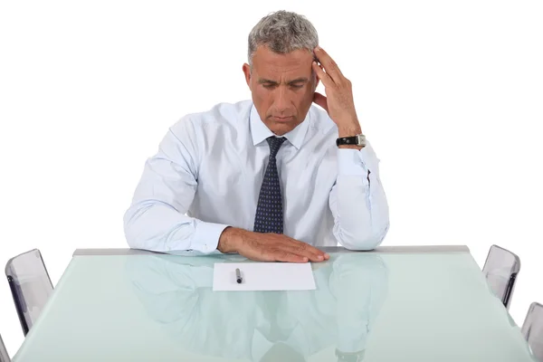 Konzentrierter Mann liest ein Dokument — Stockfoto