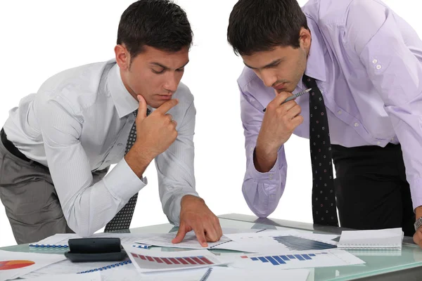 Två ekonomiska experter analysera data — Stockfoto