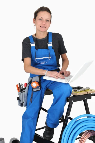 Woman plumber using laptop computer — Stock Photo, Image
