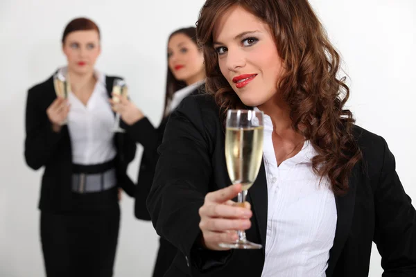 Başarı toasting üç genç iş kadını — Stok fotoğraf