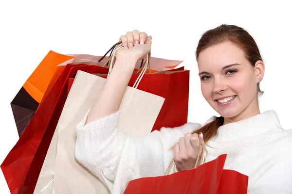Uma mulher com muitos sacos de compras . — Fotografia de Stock