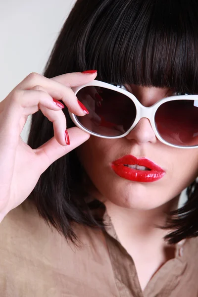 Porträt einer sexy Frau mit Sonnenbrille — Stockfoto