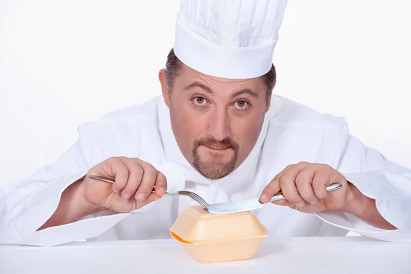 Chef mangiare una scatola da asporto in polistirolo espanso — Foto Stock