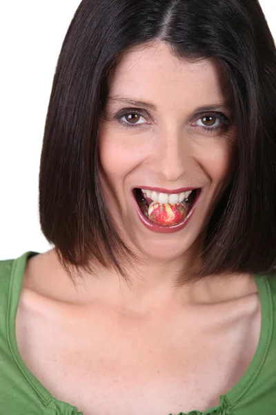 Жінка їсть цукерки — стокове фото