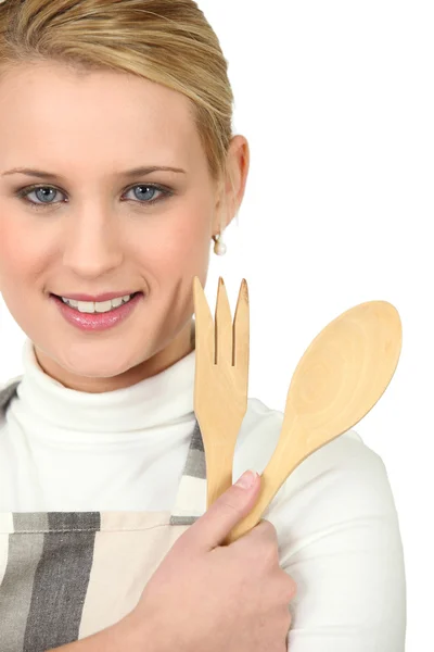 Блондинка с деревянной посудой — стоковое фото