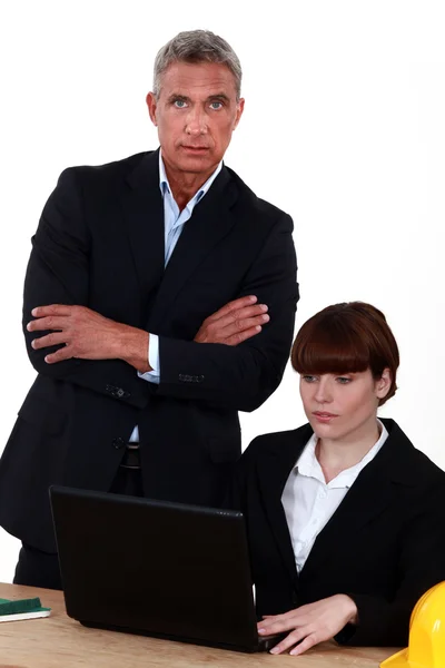 Biznesmen stojący blisko jego asystent — Zdjęcie stockowe