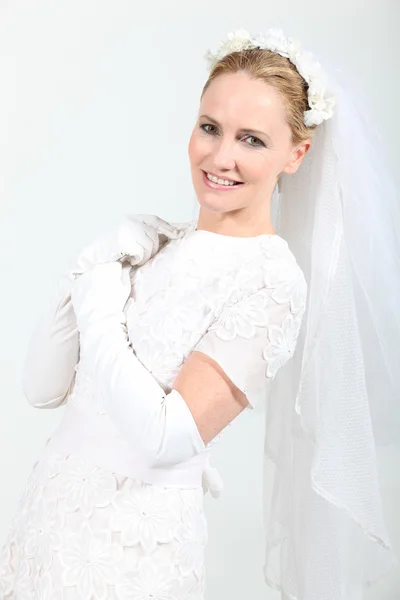 Retrato de uma mulher em traje de noiva — Fotografia de Stock