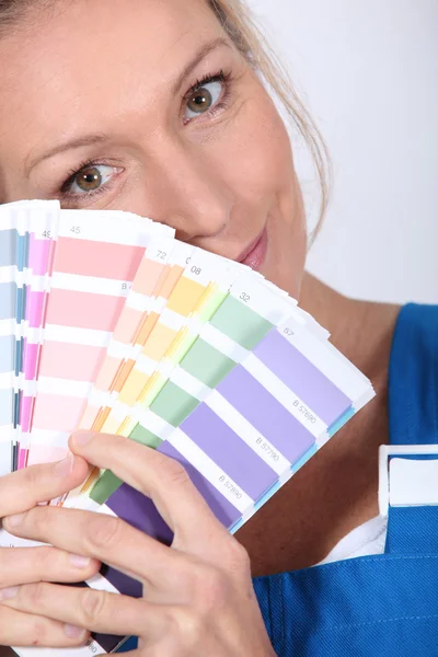 画家举行一个颜色样品的光谱 — 图库照片