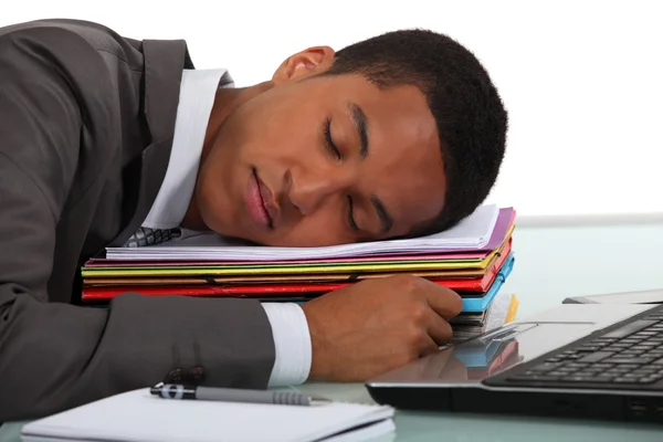 Empresario dormido en el escritorio —  Fotos de Stock