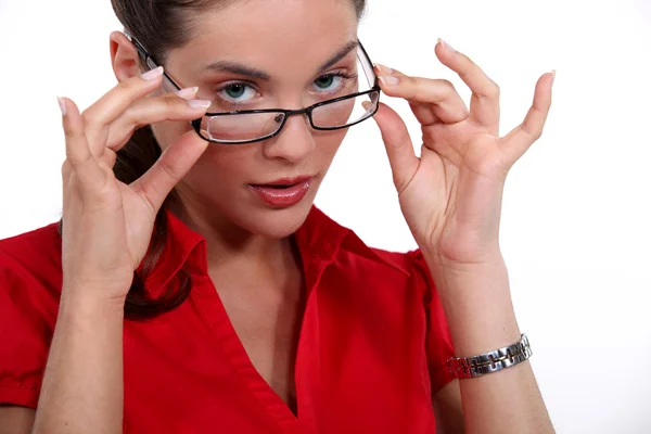 Mujer poniéndose gafas — Foto de Stock