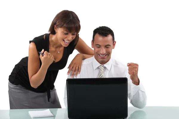 Duo d'affaires excité avec ordinateur portable — Photo