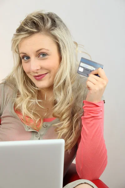 Retrato de uma mulher fazendo compras online — Fotografia de Stock