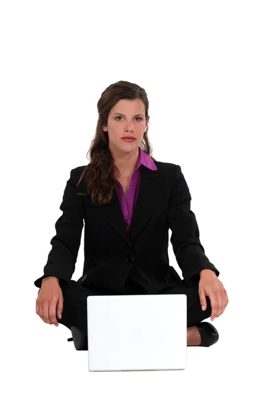 Geschäftsfrau mit Notizbuch auf dem Boden — Stockfoto