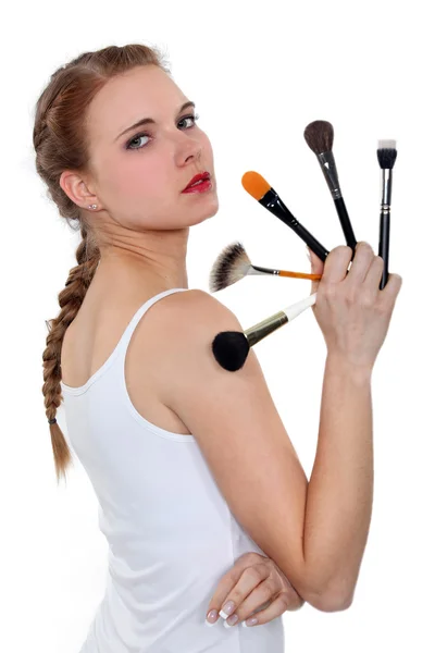 Uma mulher mostrando alguns lápis de maquiagem — Fotografia de Stock