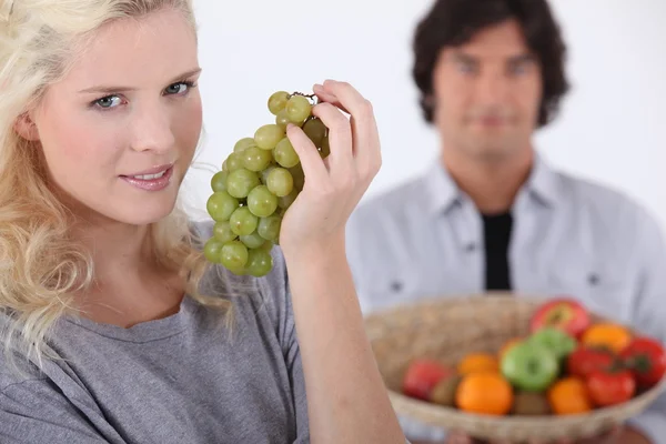 Mujer con racimo de uvas — Foto de Stock