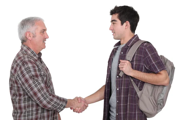 Deux hommes occasionnels serrant la main — Photo