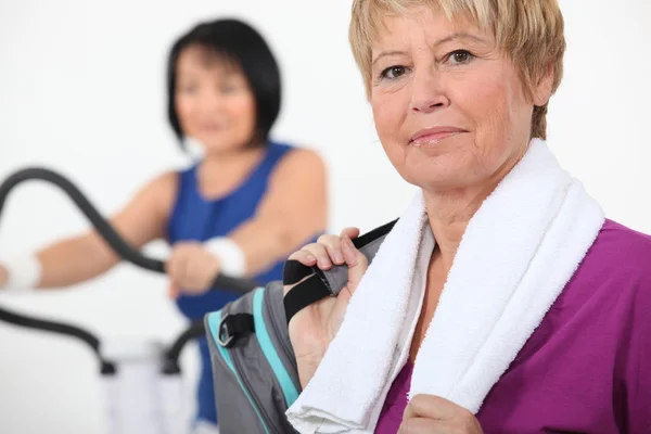 Mature women using gym equipment — Stock Photo, Image