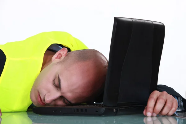 Dělník, spící na počítači — Stock fotografie