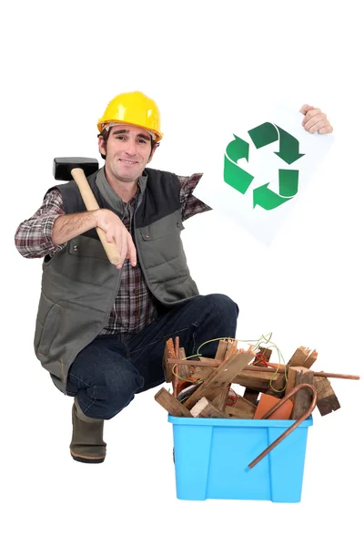 Een klusjesman bevordering van recycling. — Stockfoto