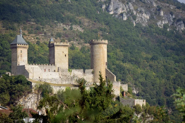 Oud kasteel in de bergen — Stockfoto