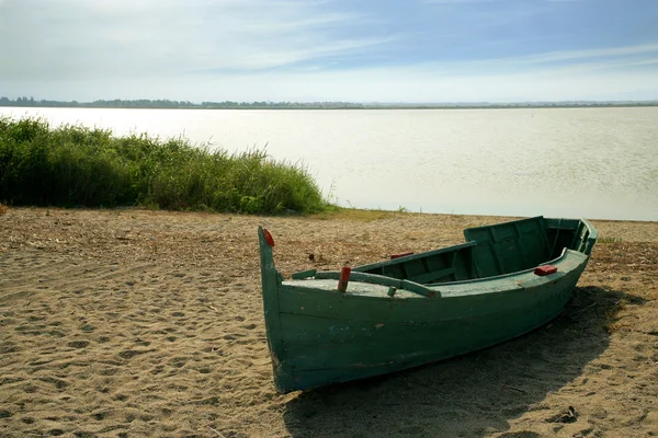 Barco de madeira em uma praia — Fotografia de Stock