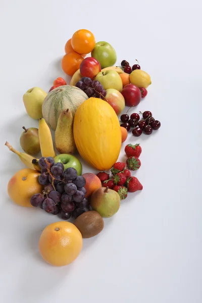 Estúdio tiro de uma variedade de frutas frescas — Fotografia de Stock