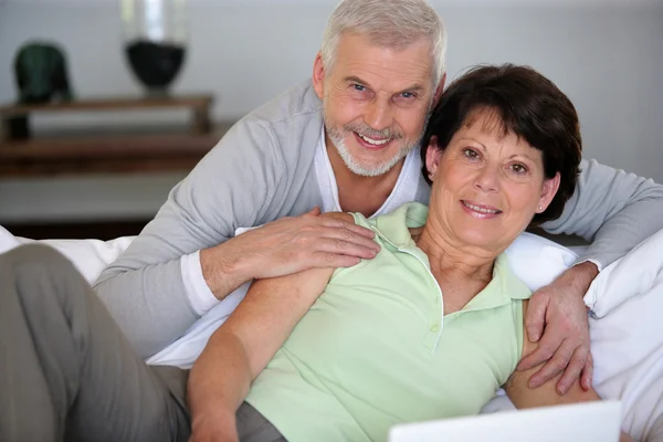 Średnim wieku pary za pomocą komputera — Zdjęcie stockowe