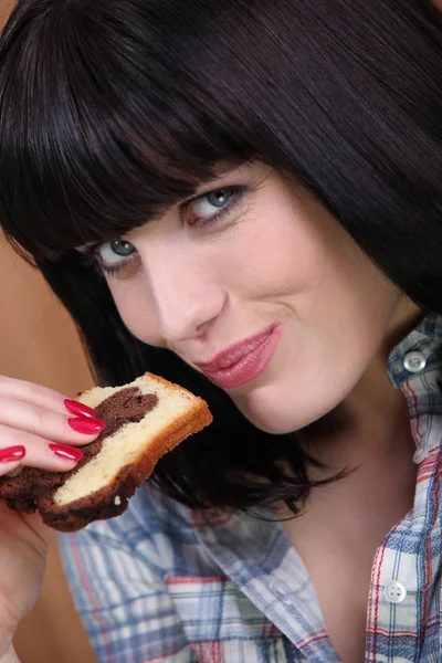Kvinna äta bit av kakan — Stockfoto