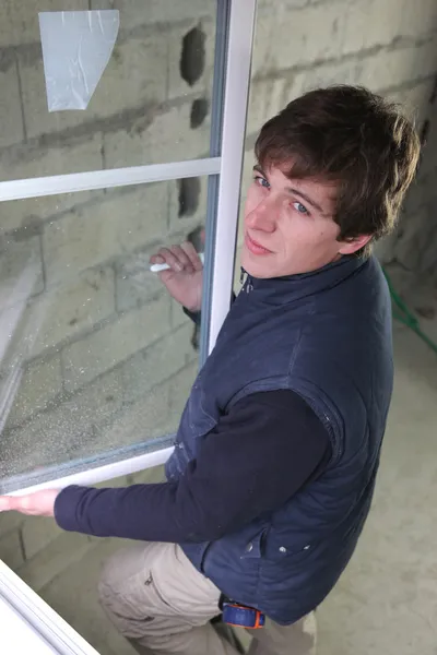 Travailleur installant de nouvelles fenêtres — Photo