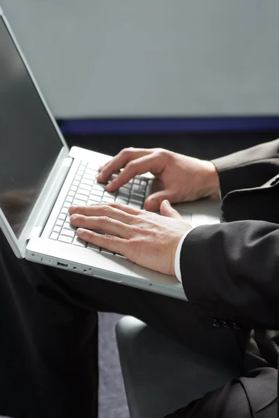 Бизнесмен сидел, печатая на клавиатуре — стоковое фото