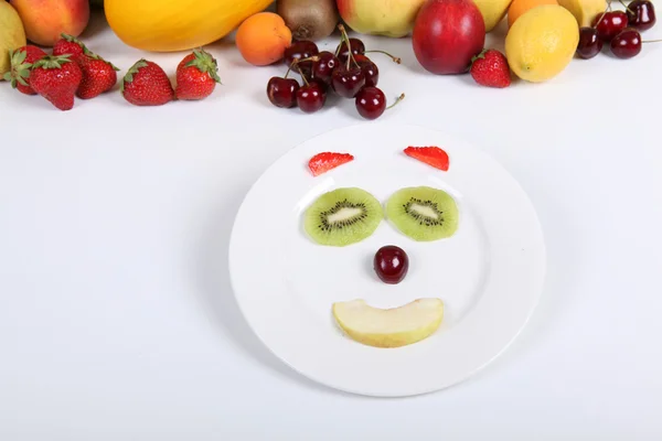 Verschiedene Früchte in Smiley-Gesicht angeordnet — Stockfoto