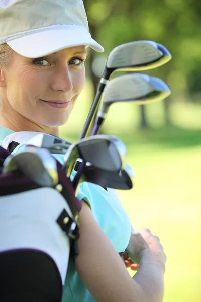 Golfista kobieta przenoszenia torby golfowej — Zdjęcie stockowe