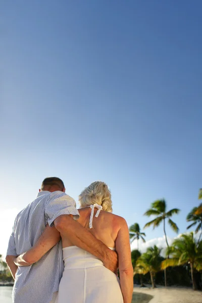 Vzorný manželský pár procházky podél pláže — Stock fotografie