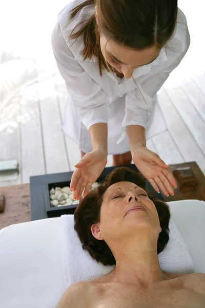 Жінка насолоджується масажем — стокове фото