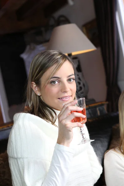 Женщина пьет вино с друзьями — стоковое фото