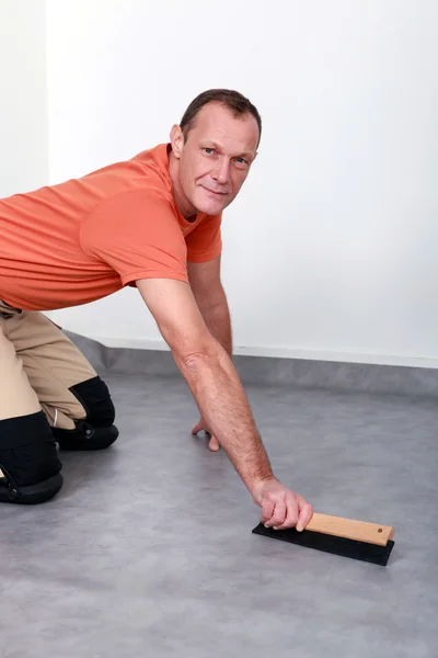 Muž vyhlazování koberec — Stock fotografie