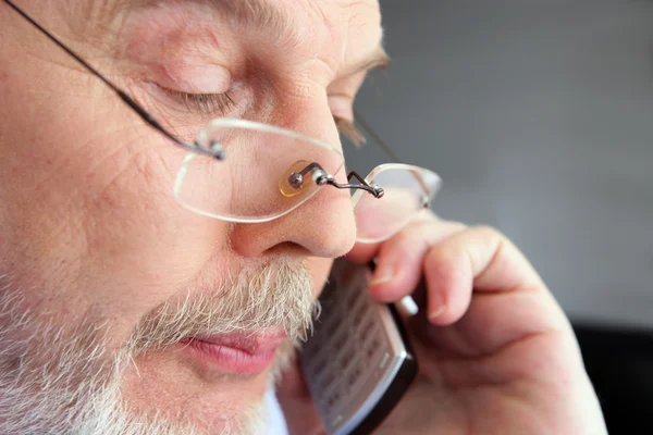 Starý muž na telefon — Stock fotografie