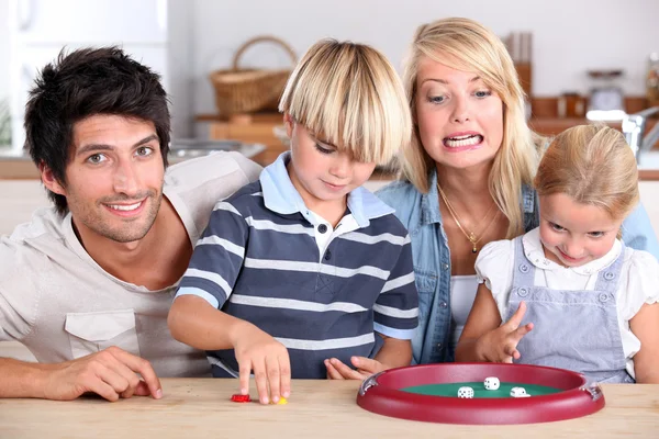 Rodina hrát kostky — Stock fotografie