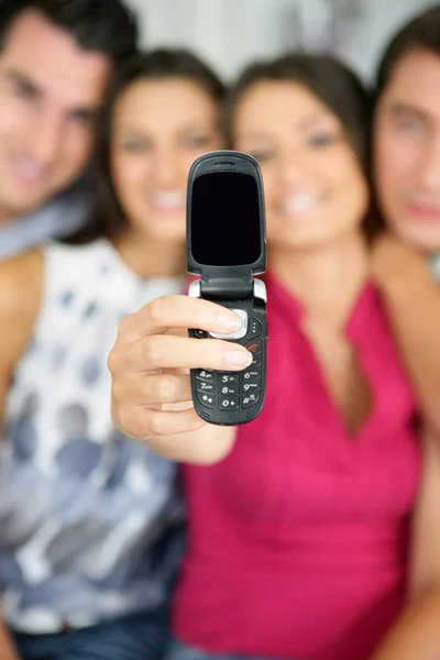 Freunde zeigen den leeren Bildschirm eines Mobiltelefons — Stockfoto