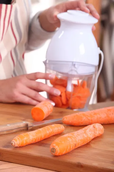 Affettatrice elettrica di carote — Foto Stock