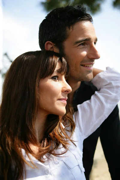 Couple facing sideways — Stock Photo, Image